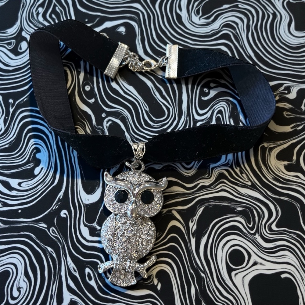 Vintage 80’s Rhinestone Owl Pendant Necklace Velvet Choker - Picture 6 of 17